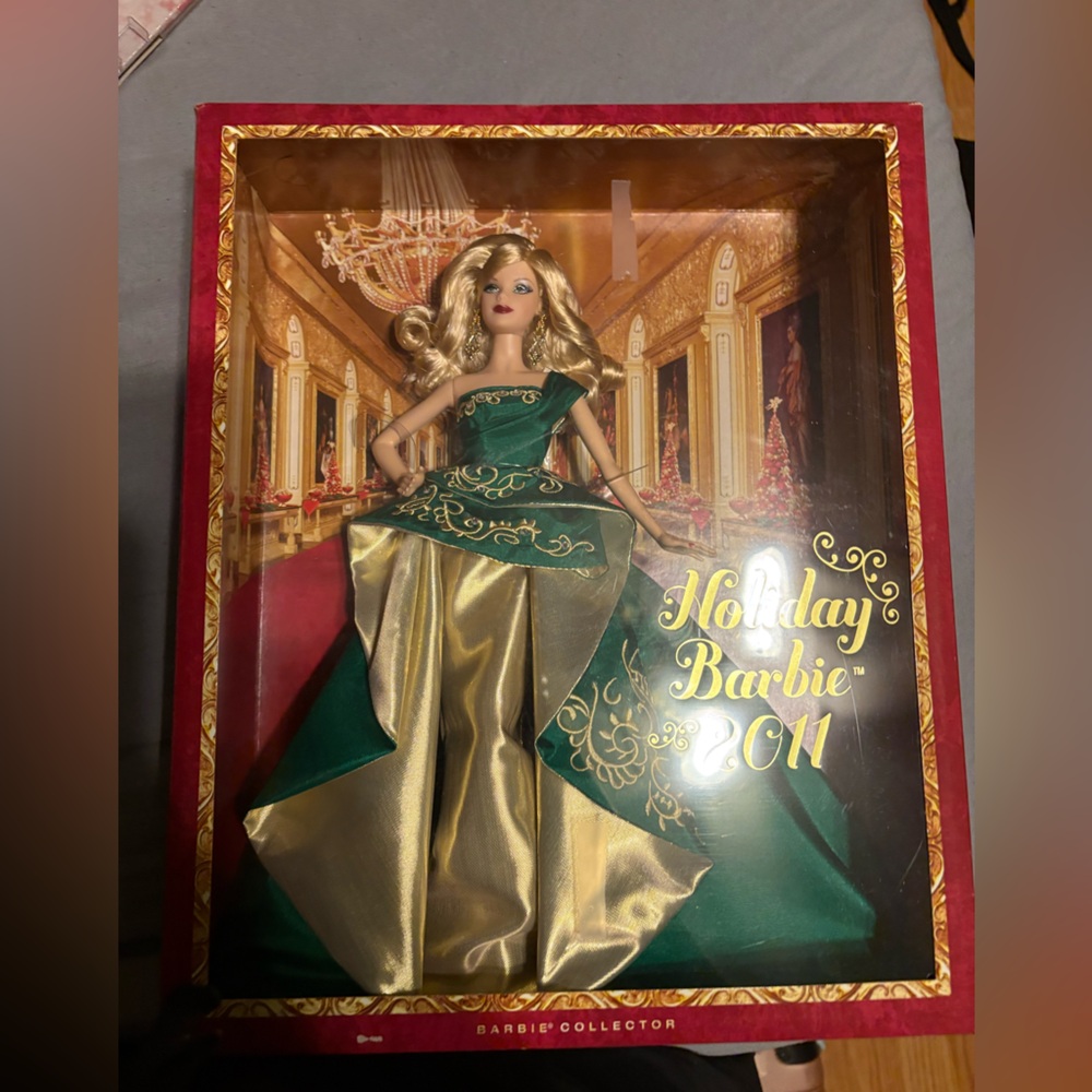 Barbie Holiday 2011 in Green and Gold Gown
